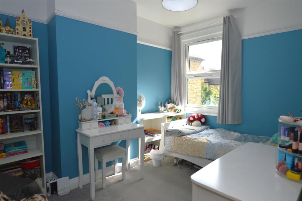 7 Park Road bed2.JPG