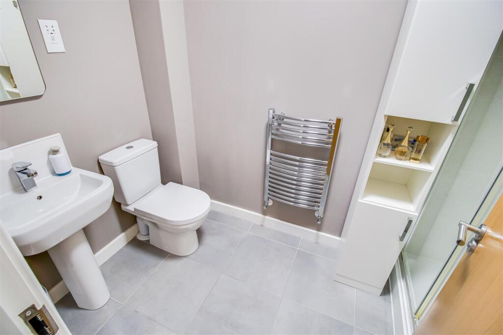 EN SUITE SHOWER ROOM/W.C.