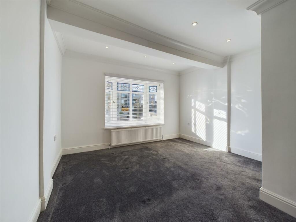 9 Henver Road Bedroom 1