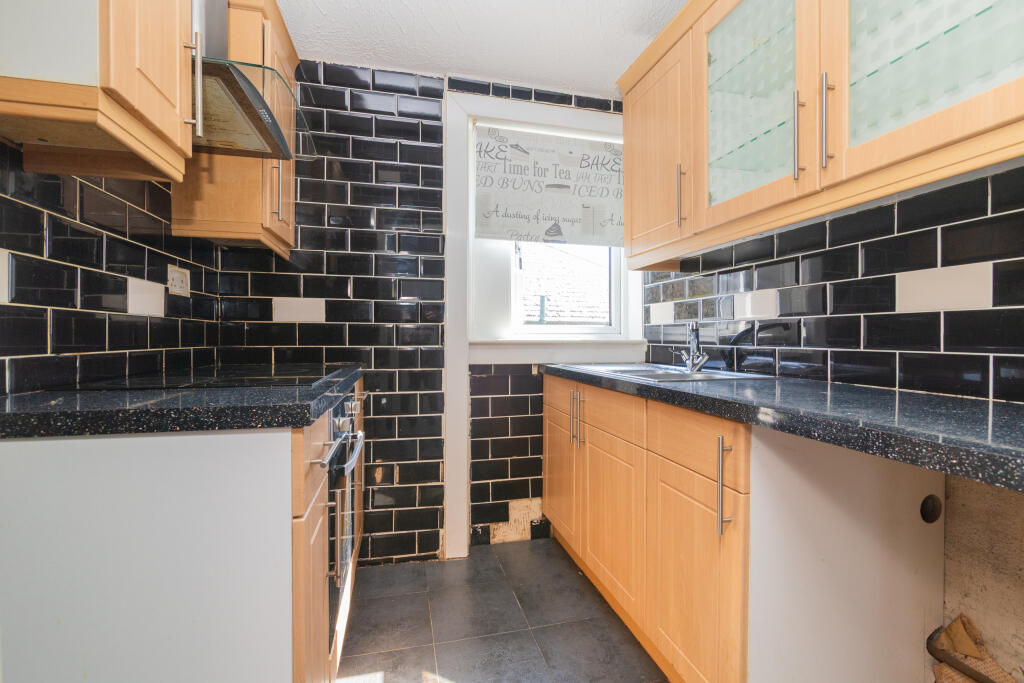 316 Gladsmuir rd Hillington Glasgow G52 2LQ L-17