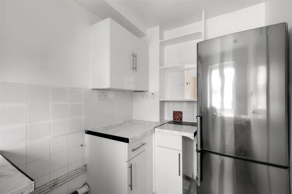 Rolvenden Place, N17