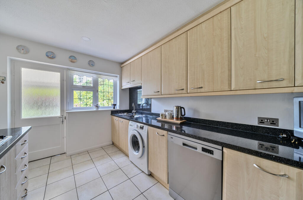 1295449-9-682b3ff...