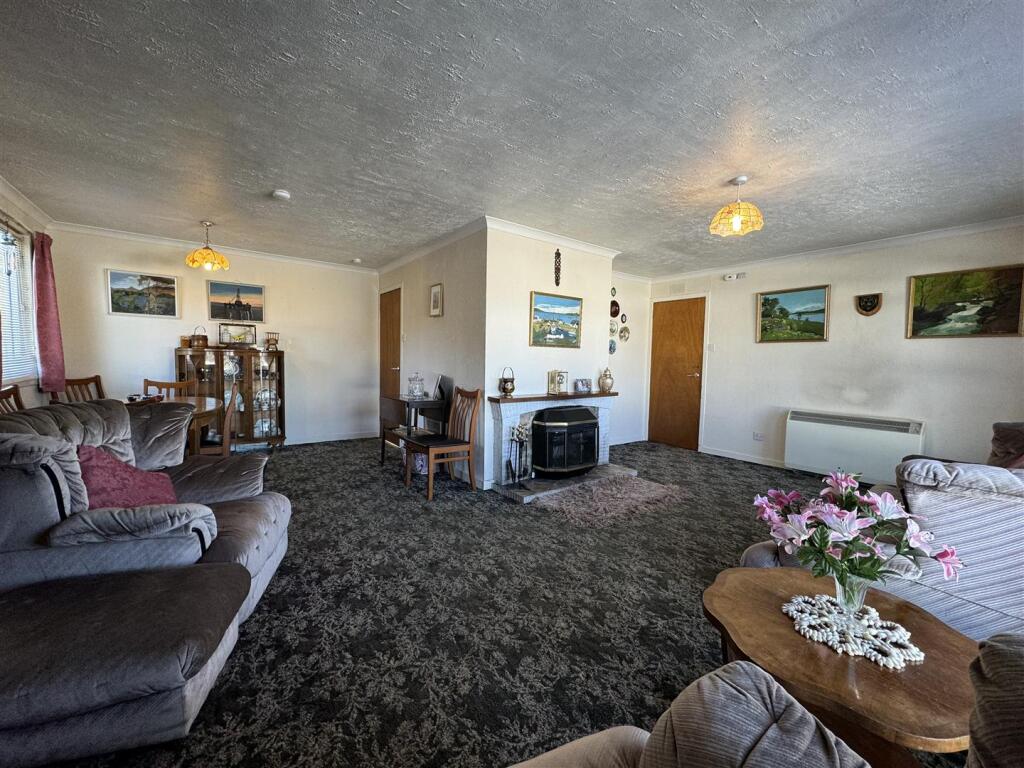 LOUNGE 3.JPG