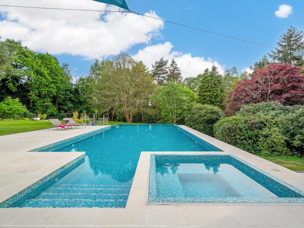 Swimming pool to grden