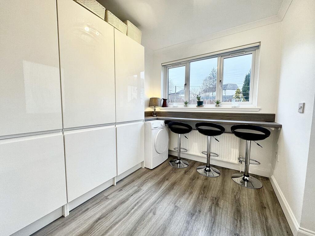 Utility space/breakfast bar