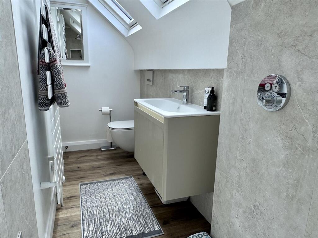 Shower Room/WC - Ystafell Gawod/Toiled