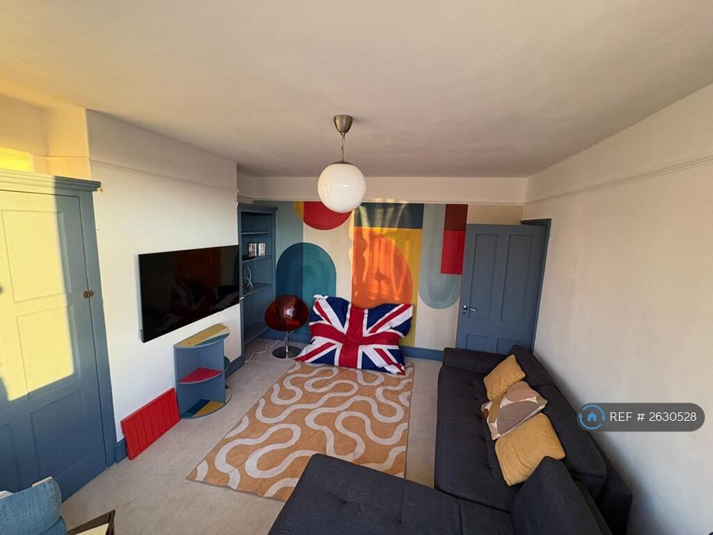 Newly Renovated Lounge