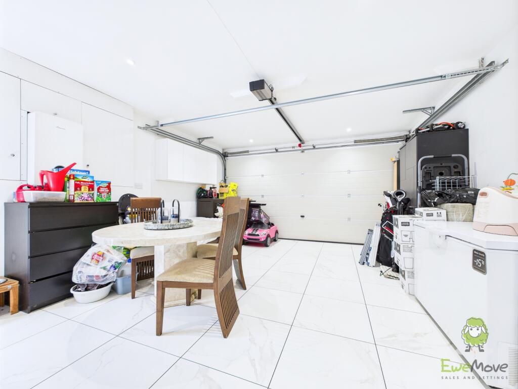 CAM01543G0-PR0141-STILL056