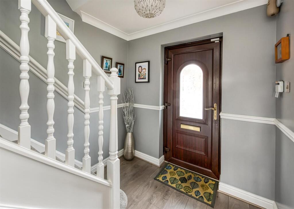 19 Penleigh Gardens-hall2.jpg