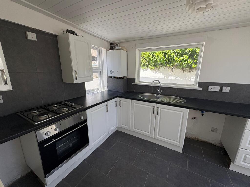 Kitchen a.jpg