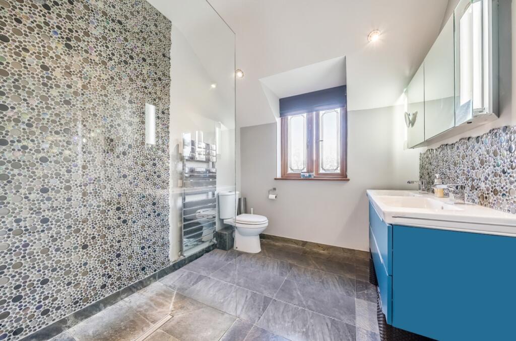 Ensuite To The Master Bedroom