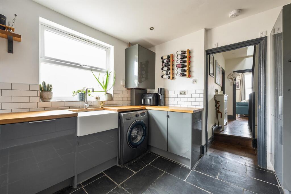 Ernald Avenue, E6