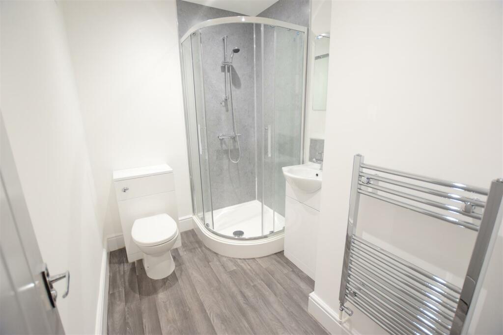 Apt 2 Bathroom.JPG