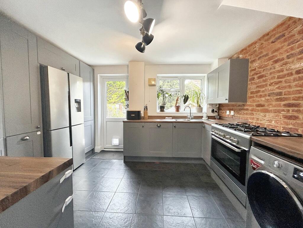 KITCHEN/BREAKFAST ROOM