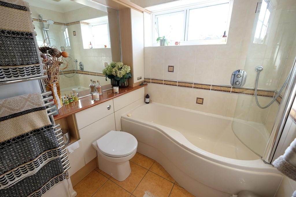 EN SUITE BATHROOM 