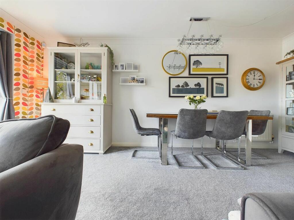 Lounge /Dining Area