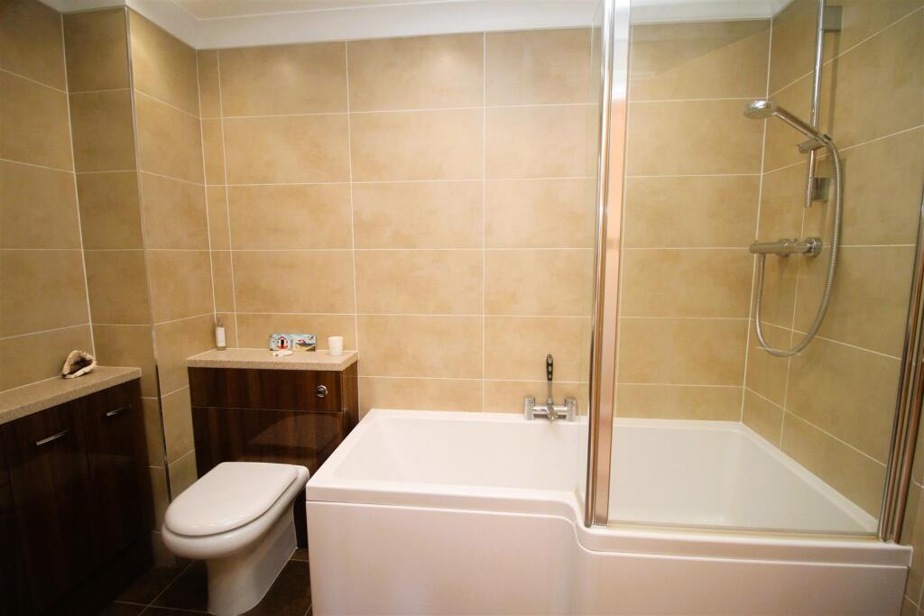 Bathroom 2 .JPG