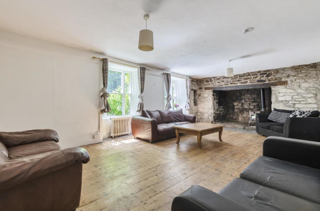 Farmhouse living room.jpg
