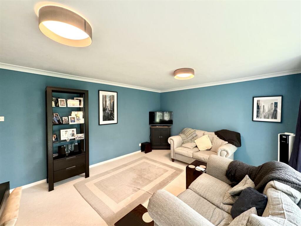 SITTING/DINING ROOM