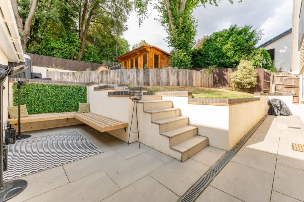 15 Barry Gardens-...