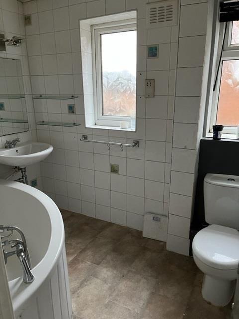 Bathroom3.jpg