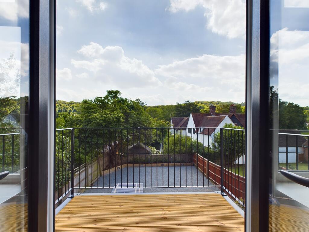 CAM02136G0-PR0070-STILL015