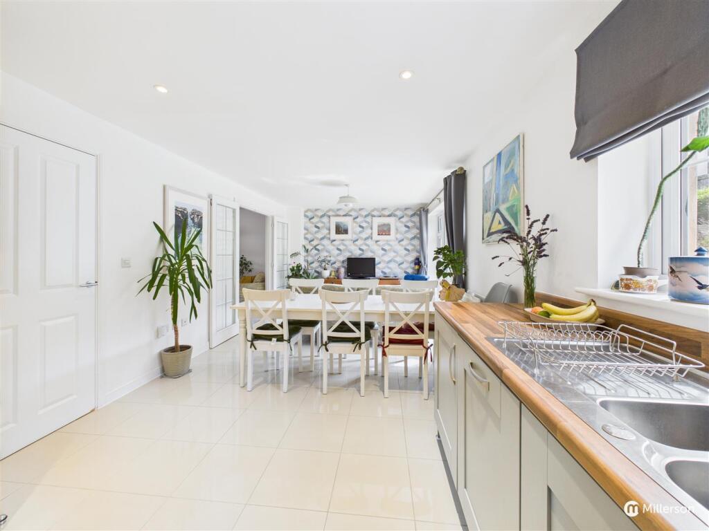 OPEN PLAN KITCHEN / DINING / DAY ROOM