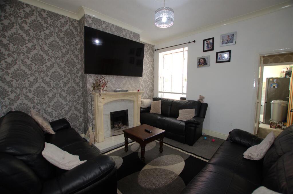 530 Warwick Road - rec2.jpg