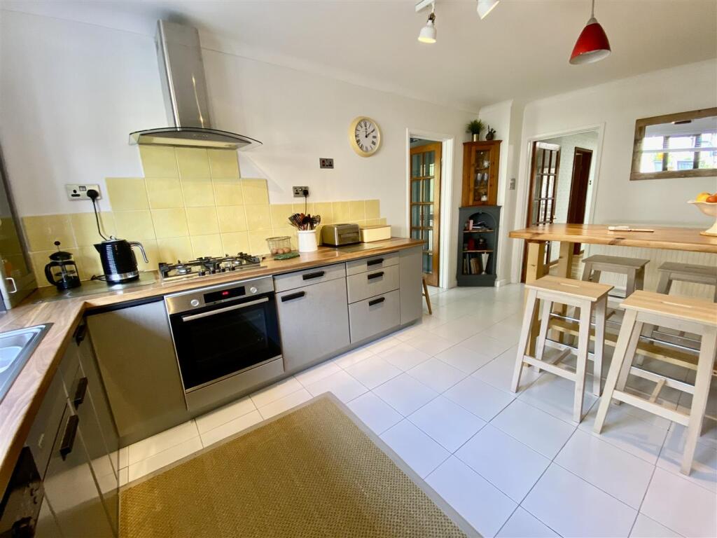 KITCHEN/BREAKFAST ROOM