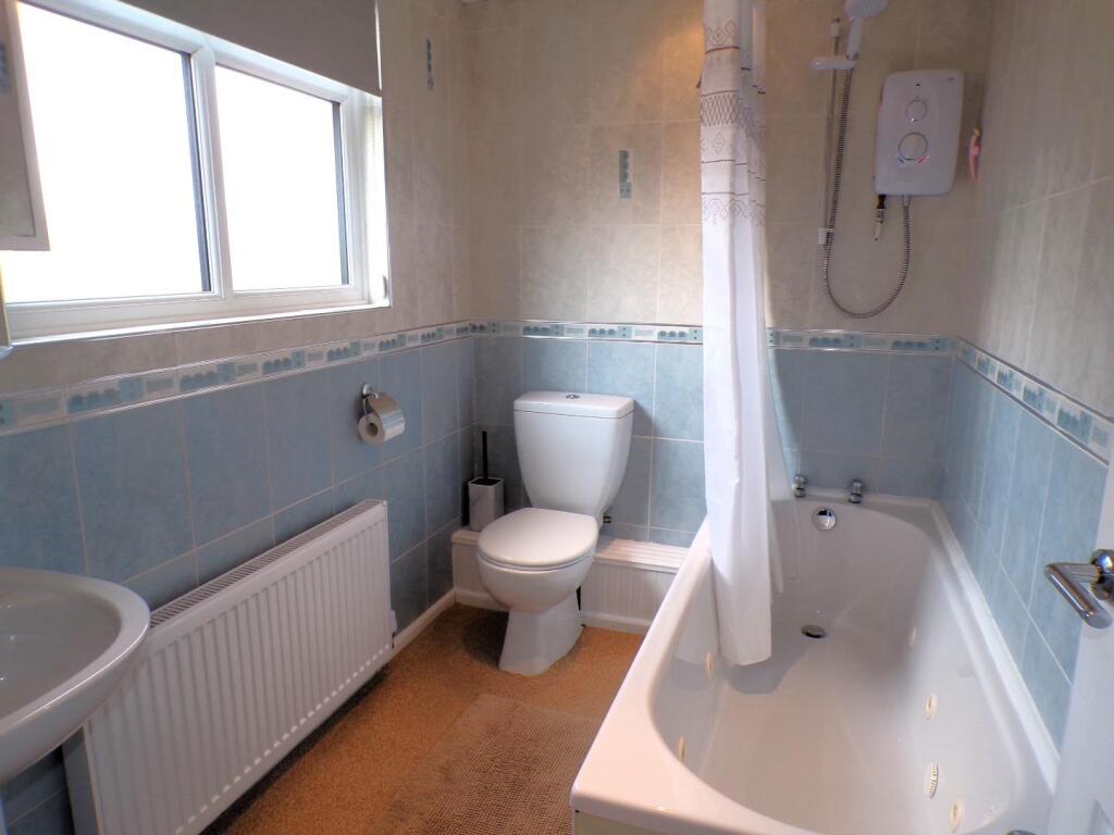 CambridgeRd32bath.JPG