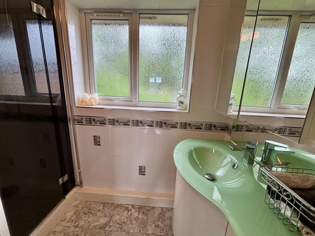 Separate Shower Room