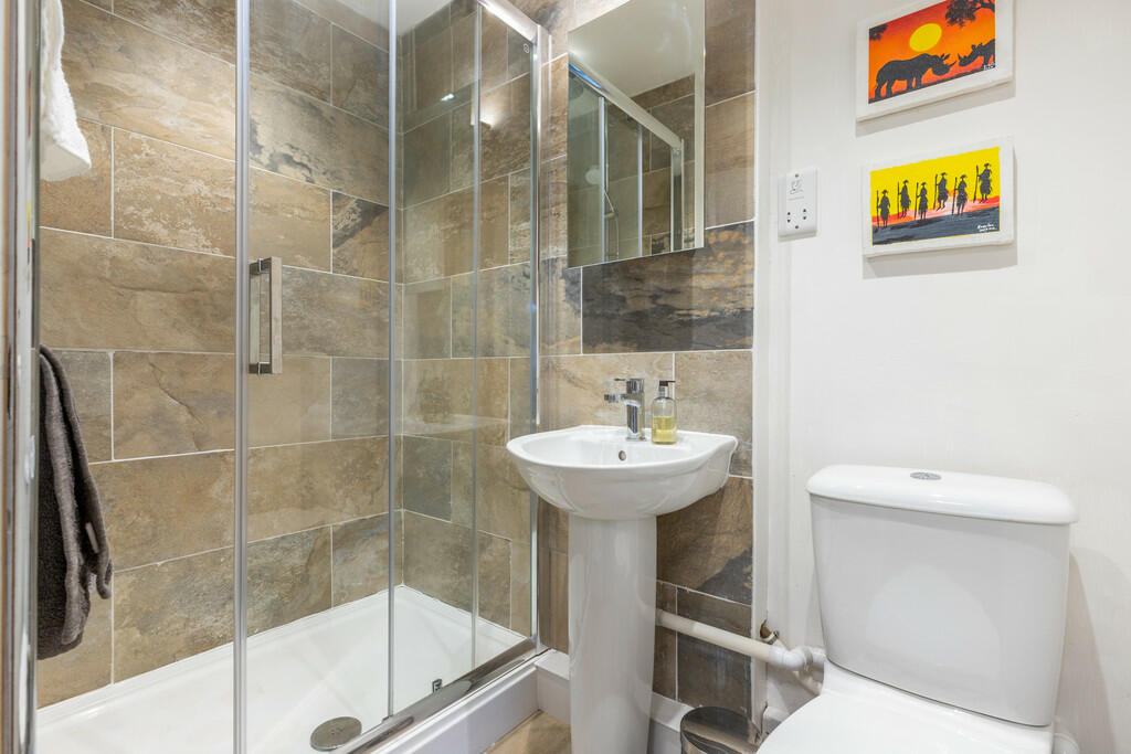 Bedroom One En-su...