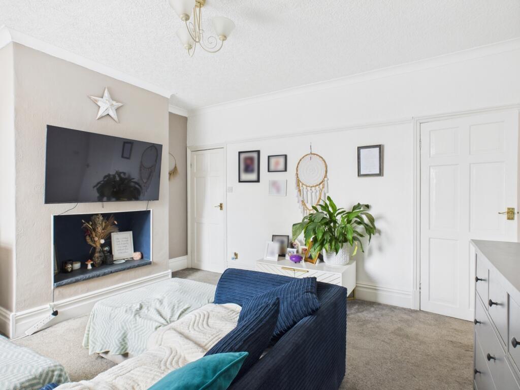 CAM03729G0-PR0120-STILL002