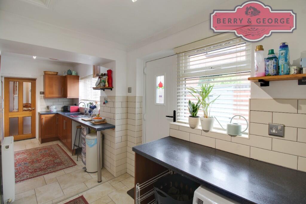 KITCHEN / BREAKFAST