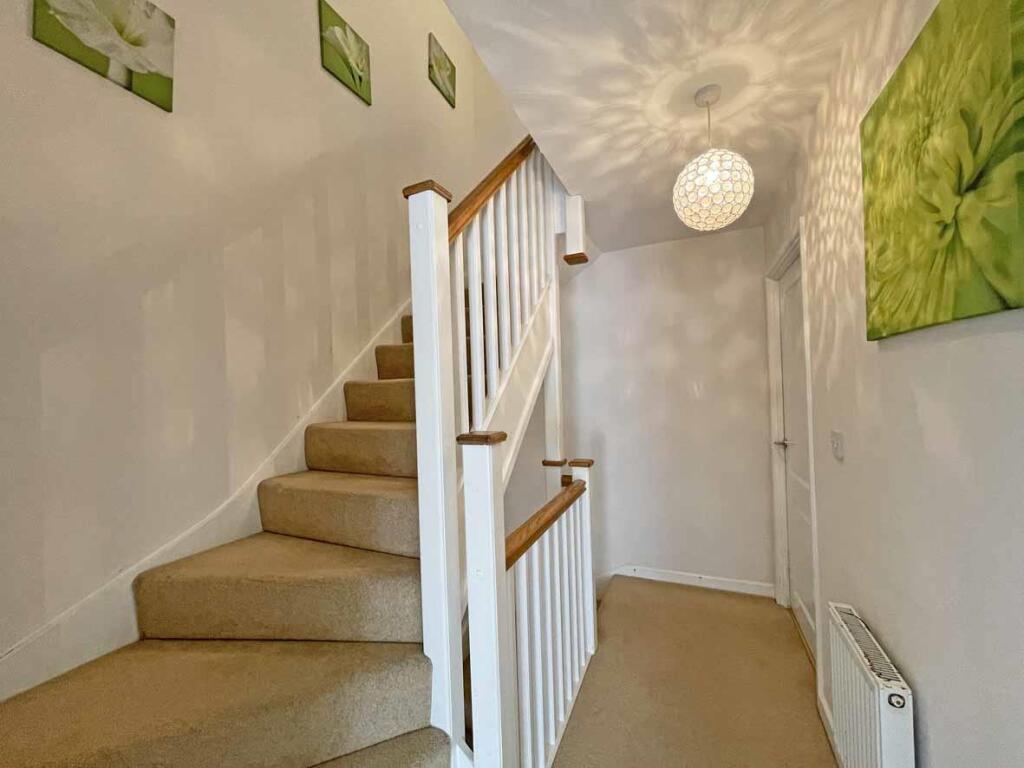 Cobham Close 31 Landing 1.....jpg