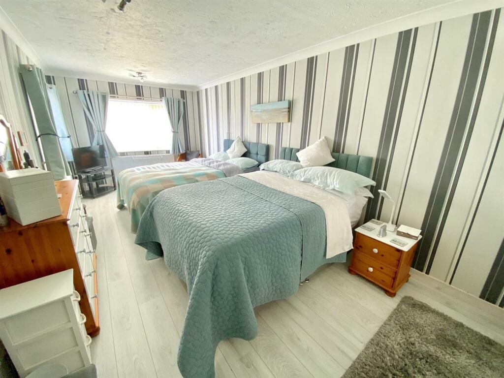 MASTER BEDROOM.jpg