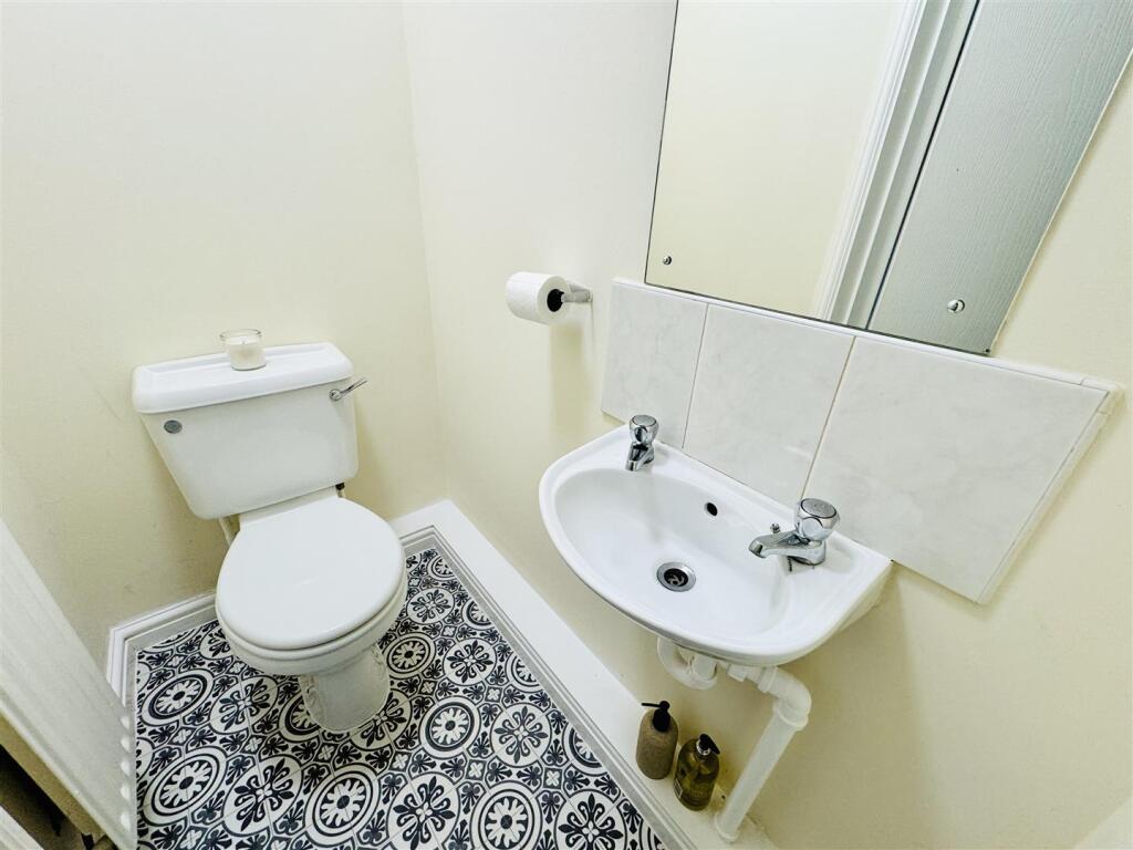applemead toilet.jpg