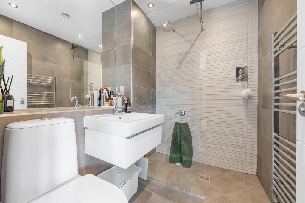 Bedroom 2 ensuite.JPG