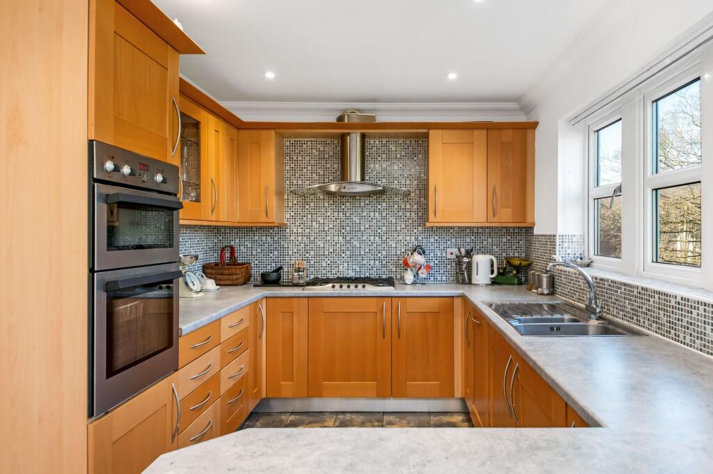 OPEN-PLAN DINING KITCHEN