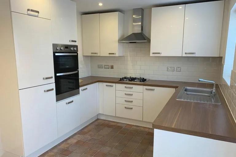 KITCHEN / BREAKFAST ROOM (pic 2)