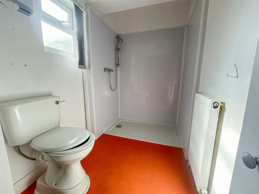 DOWNSTAIRS EN-SUITE