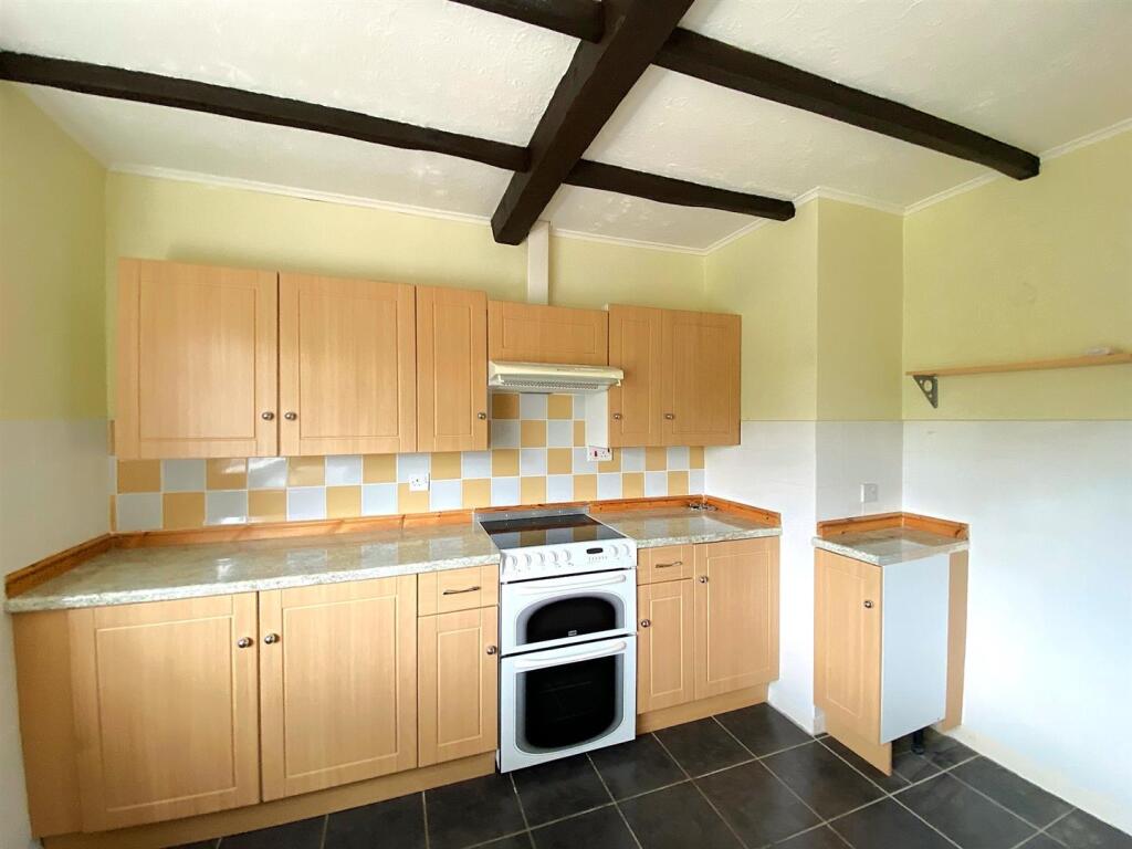 14 Ravens Close - Kitchen3.jpg