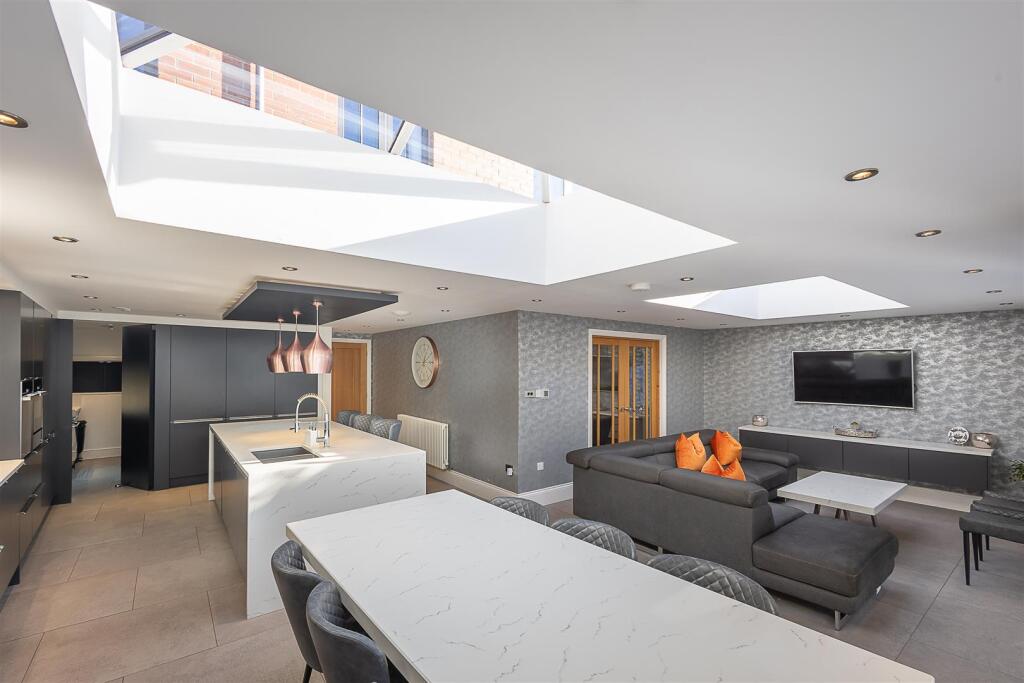 Open Plan Kitchen/Diner &amp; Living Space