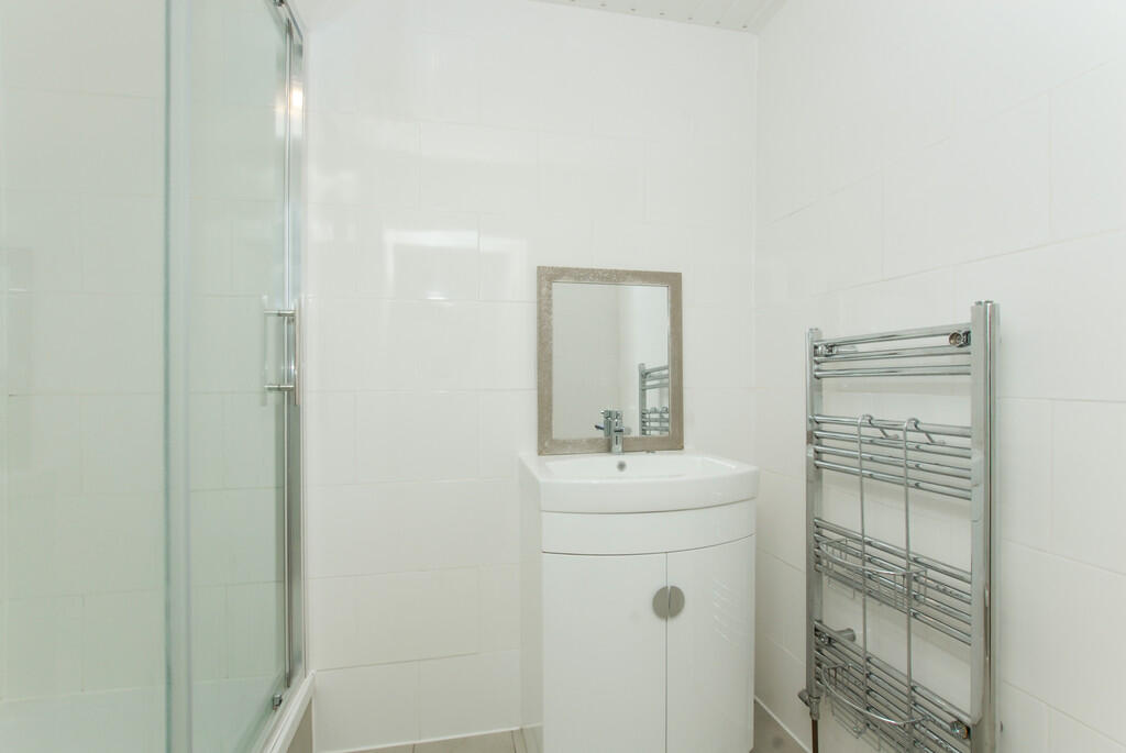 185 ROCHFORD GARD...