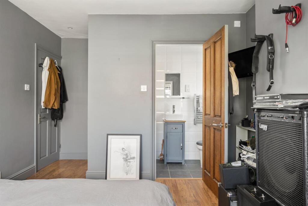 Bedroom 2 en suite