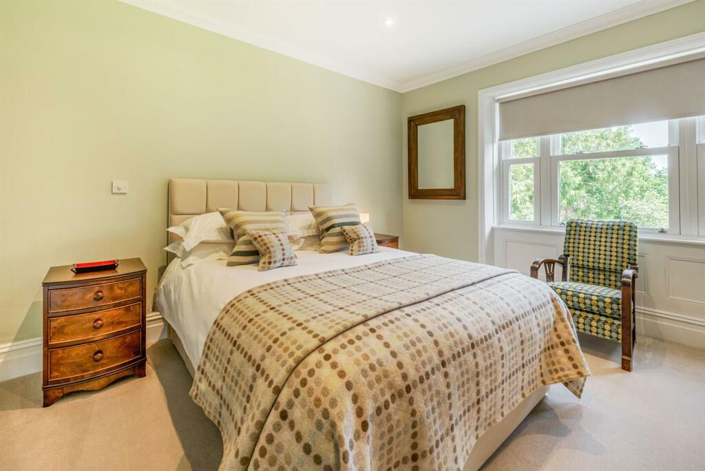 REAR DOUBLE BEDROOM 4
