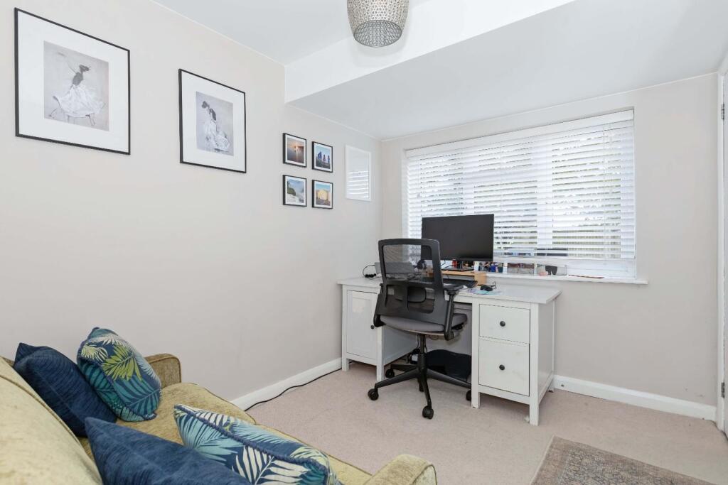 2 Sussex Close_10.JPG
