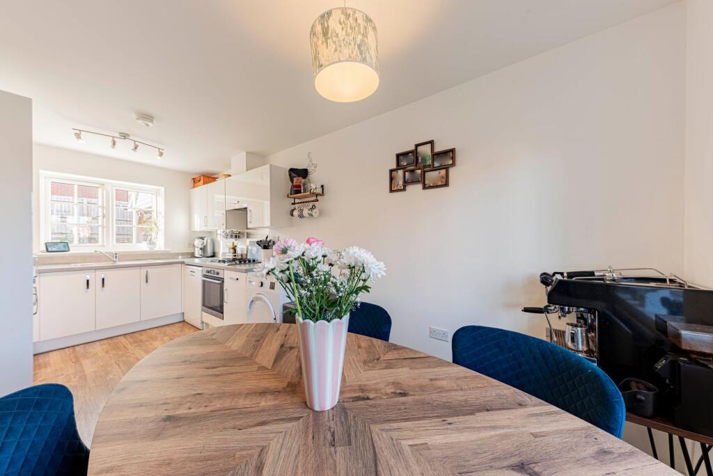 Kitchen/Dining Room (4)