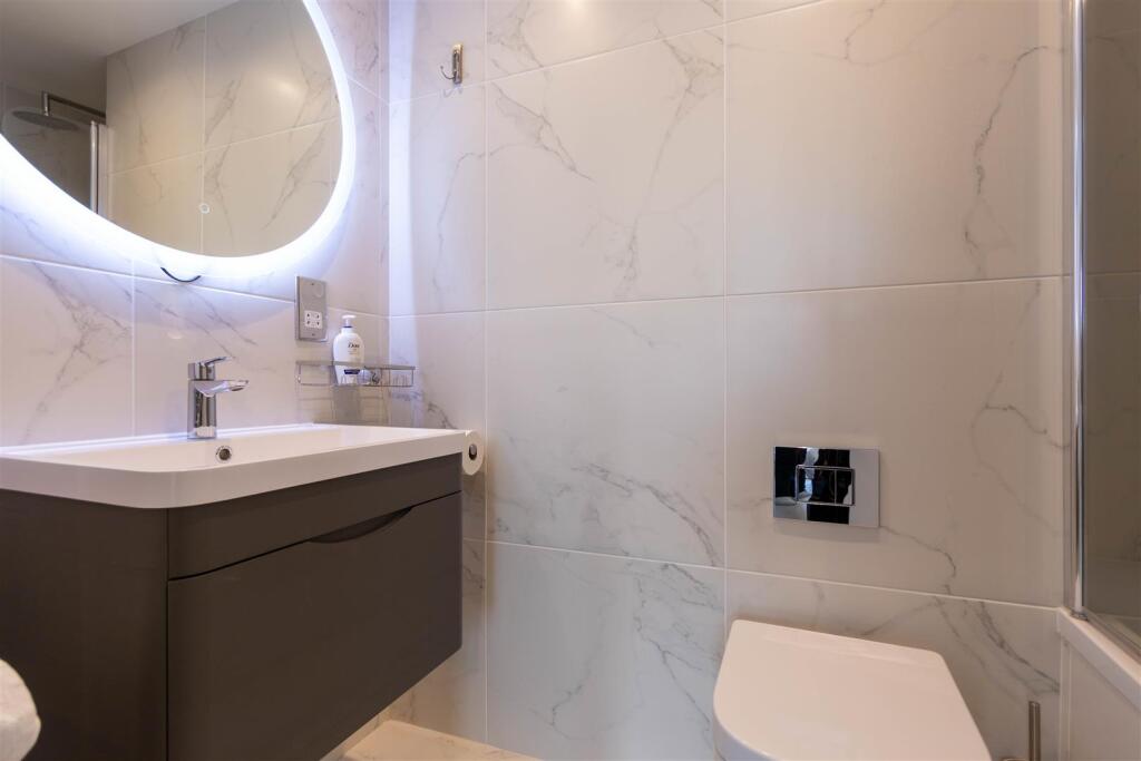 en-suite bathroom.jpg