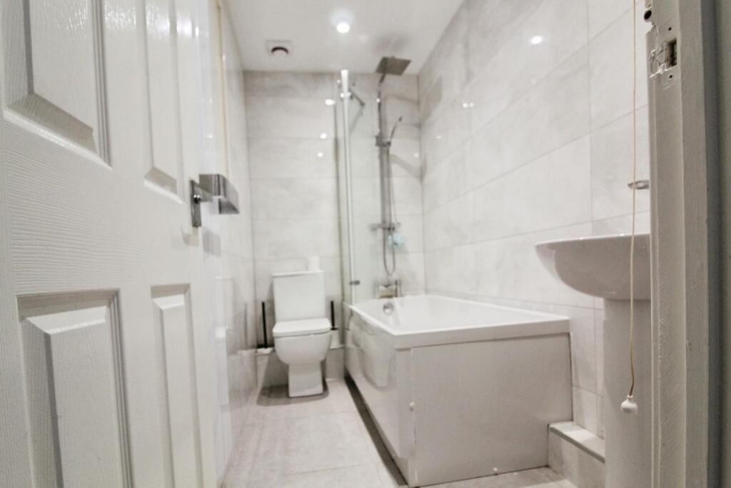 BATHROOM  / WC: